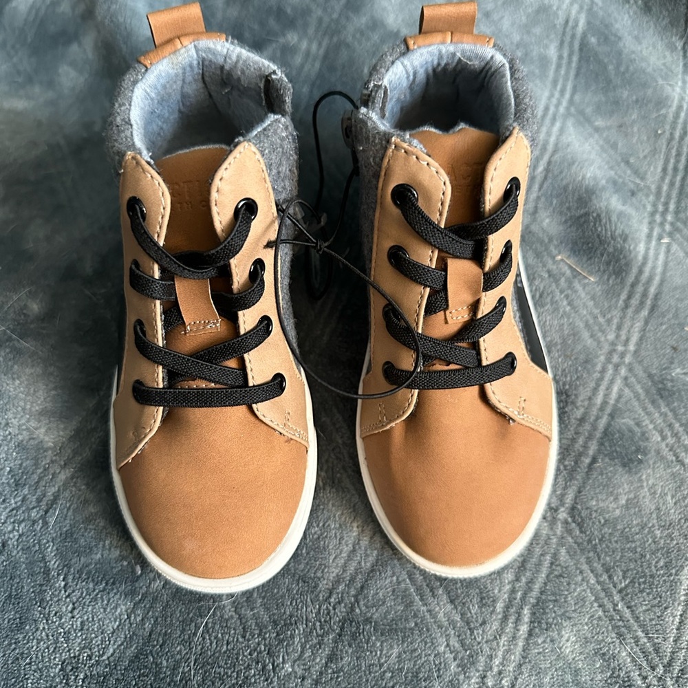 NWOT Kenneth Cole Reaction Boys Boots size 8